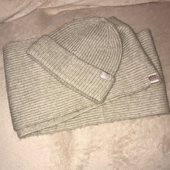 Calvin Klein hat and infinity scarf 🧣 set New without tags cream and white - Picture 2 of 9